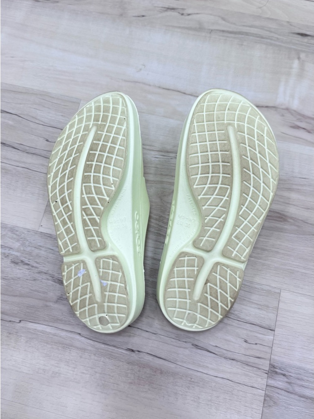 OOFOS women's ooahh recovery slide sandal in mello yellow sz 7 - Picture 9 of 9